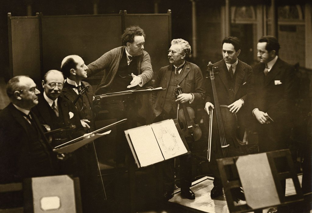 From left to right: Cornelus Dopper, De Naier, Helman, Mengelberg, 1st violinist Louis Zimmerman, cellist Caspar Cassado and Rudolf Mengelberg.