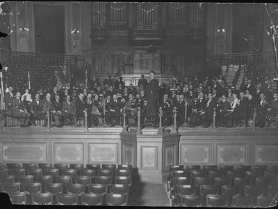 1907 Willem Mengelberg met het Concertgebouworkest op het podium van de Grote Zaal
