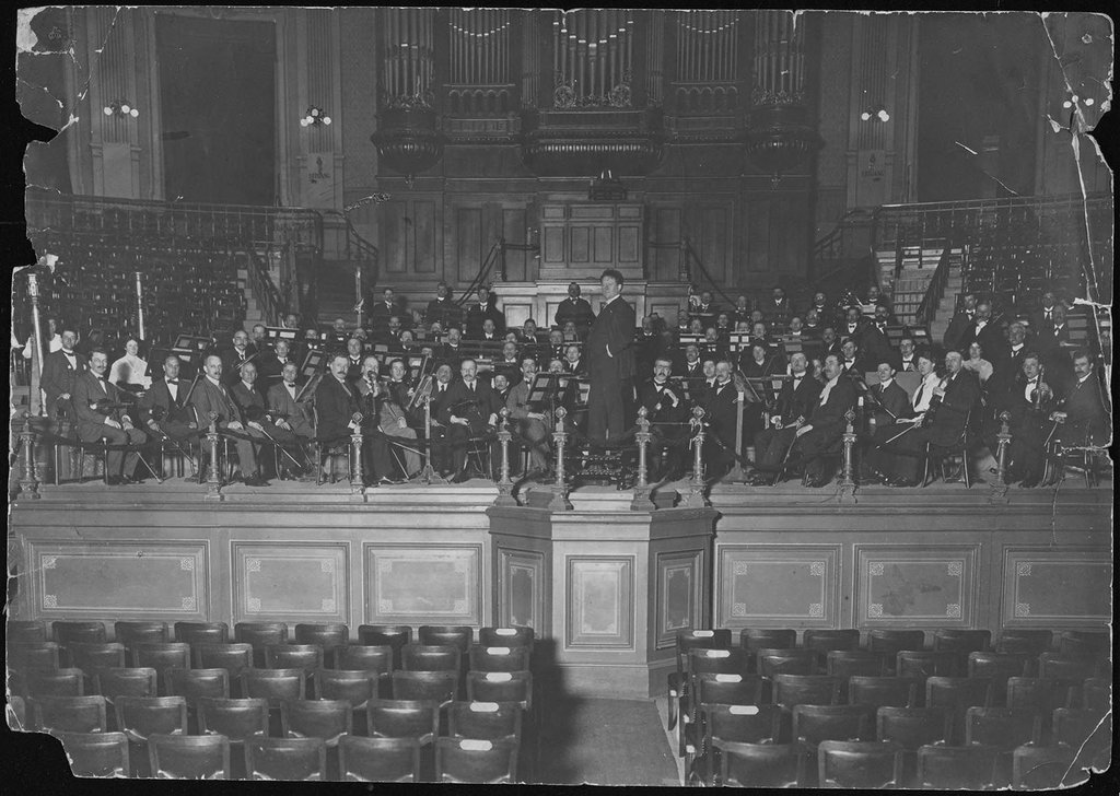 1907 – Willem Mengelberg with the Concertgebouw Orchestra.