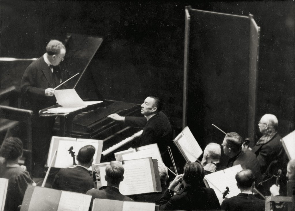 October 1938 – Willem Mengelberg and Serge Rachmaninoff rehearse the Rhapsody on a Theme of Paganini with the Concertgebouw Orchestra