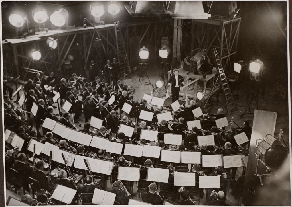 May 1931 – Mengelberg conducts the Concertgebouw Orchestra in a film studio (Epinay-sur-Seine)