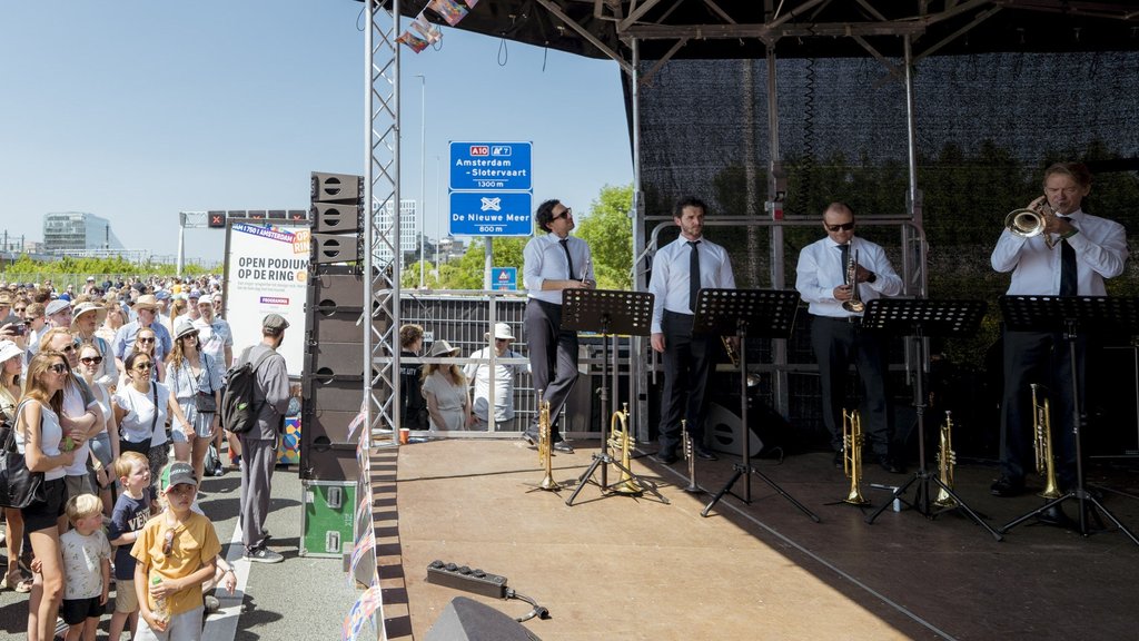Amsterdam celebrates its 750th anniversary with a festival on the A10 ring road. Our brass players deliver a lively concert in tropical temperatures, June 2025
