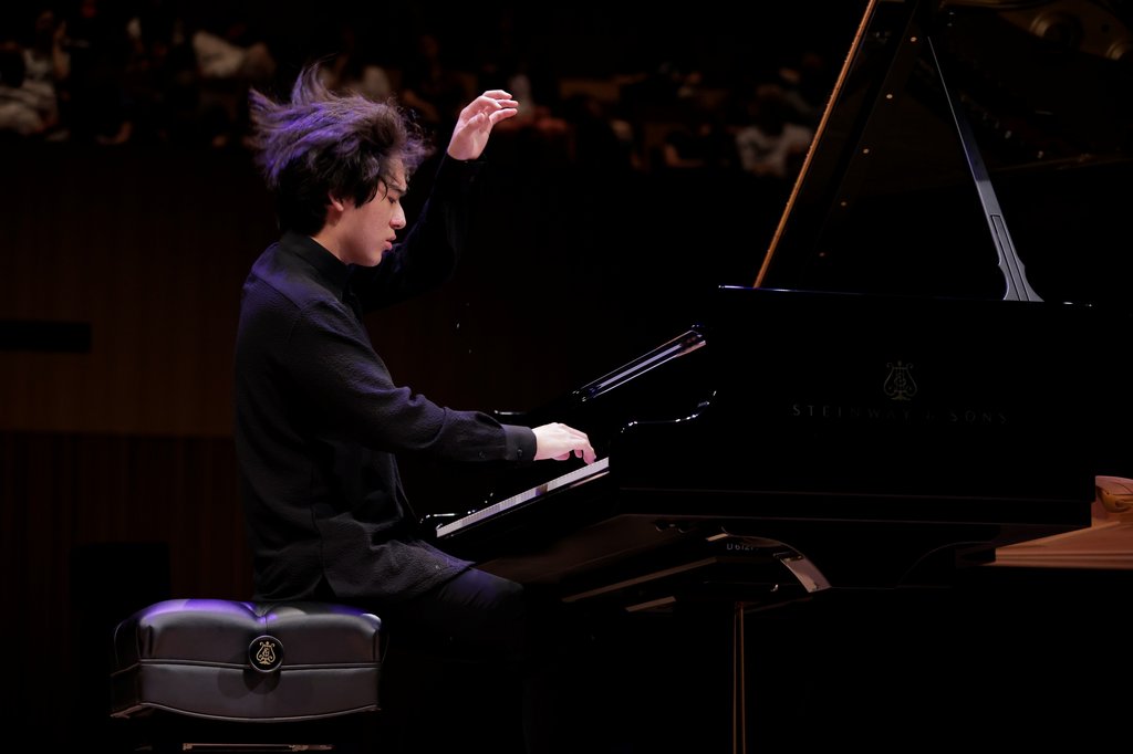 Yunchan Lim speelt zeer bewegelijk de piano.
