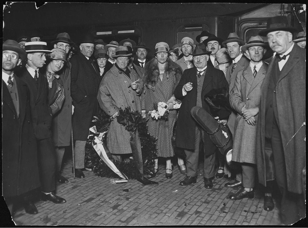 1927 – Mengelberg and the Concertgebouw Orchestra upon returning to Amsterdam after a concert tour of Germany and Switzerland. Louis Zimmerman is on the right.