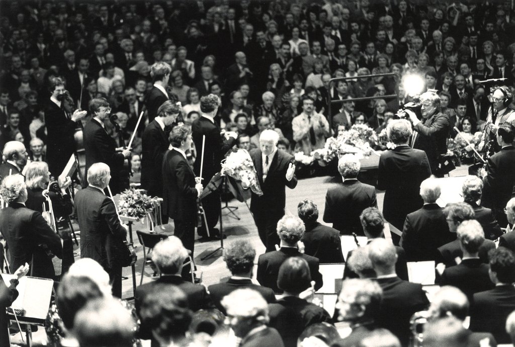 1988 - Bernard Haitink leaves the stage and the Concertgebouworkest after his farewell concert as chief conductor