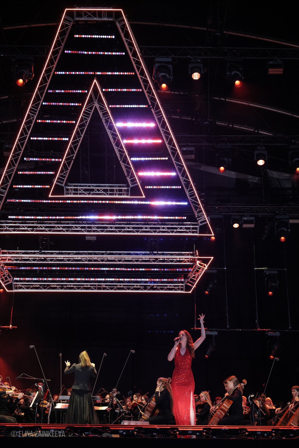 In this concert, the orchestra joined forces with vocalists Karsu, Laetitia Gerards (pictured here) and Lucas van Lierop.