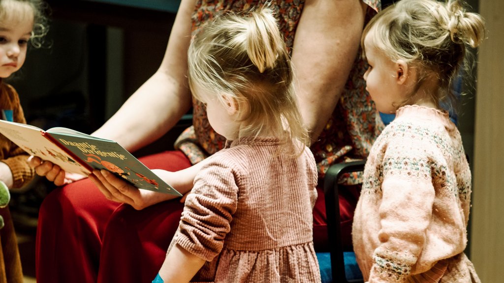 Daantje dirigentje 20230122-102035-Kindermuziekdag 2023-Voorlezen met nieuwsgierige kindjes-cr-Renske Vrolijk