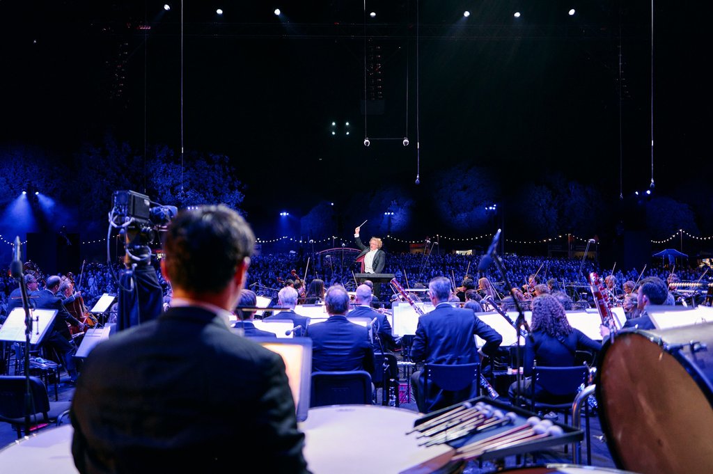 Stéphane Denève conducted the orchestra with captivating energy during Opening Night.