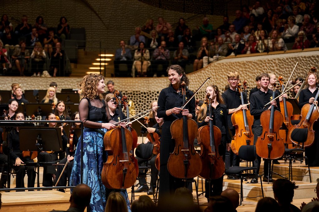 Julia Hagen and the orchestra’s cellists receive a thunderous applause, with principal Frida Lindner standing proudly beside her.