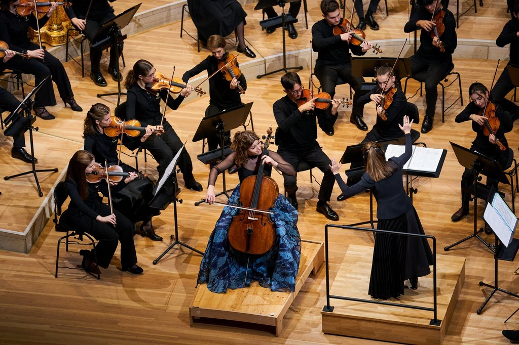 Once again, under conductor Elim Chan, Concertgebouworkest Young joins cellist Julia Hagen for Elgar’s Cello Concerto.
