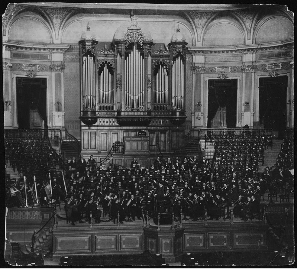 Willem Mengelberg with the Concertgebouw Orchestra onstage in the Main Hall