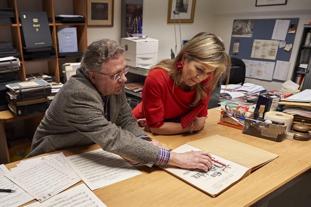 Orchestra librarian Douwe Zuidema and Queen Máxima