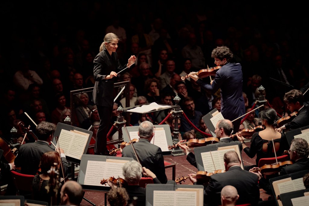 Karina Canellakis makes her Concertgebouw Orchestra debut and Augustin Hadelich performs as soloist in the Sibelius Violin Concerto, October 2024