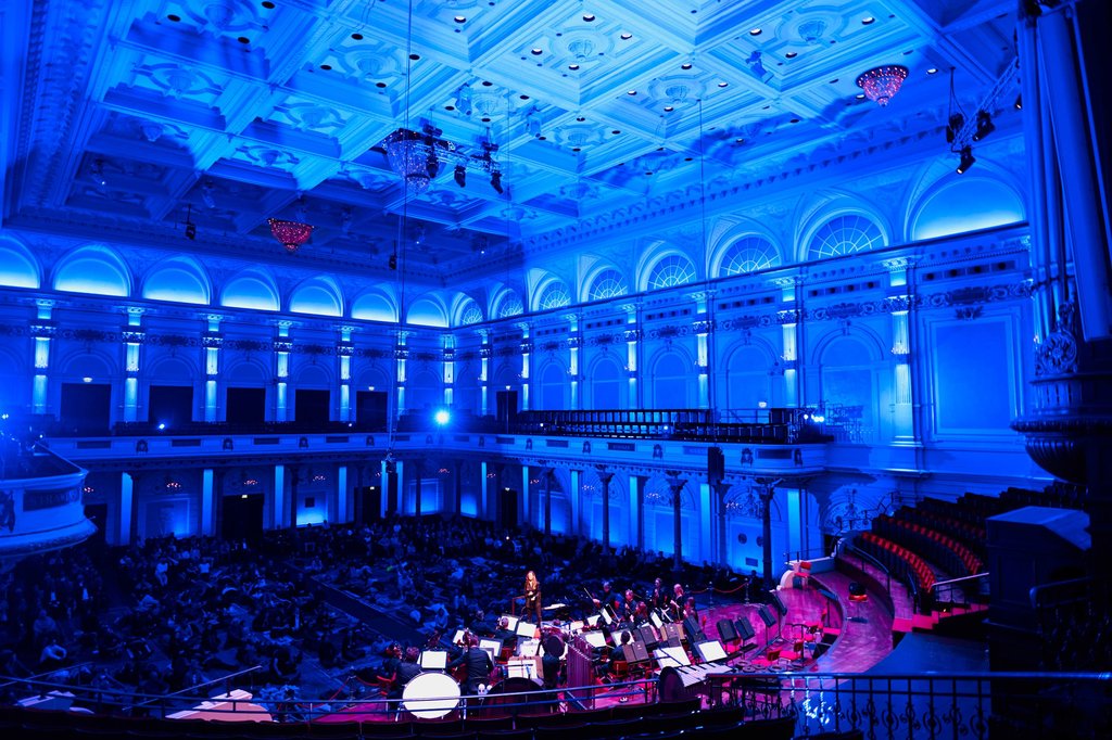 During the special Late Night concert conducted by Barbara Hannigan in December 2022, the audience sat on the floor, with a distinctive mise-en-espace by Pierre Audi and lighting design by Jean Kalman.