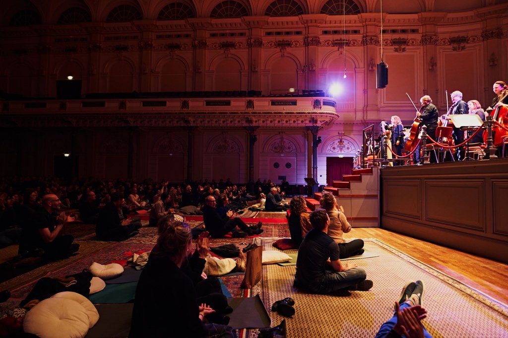 Tijdens het bijzondere Late Night concert met Barbara Hannigan, waar een deel van het publiek op vloer zat. Met spannende mise-en-espace door Pierre Audi.
