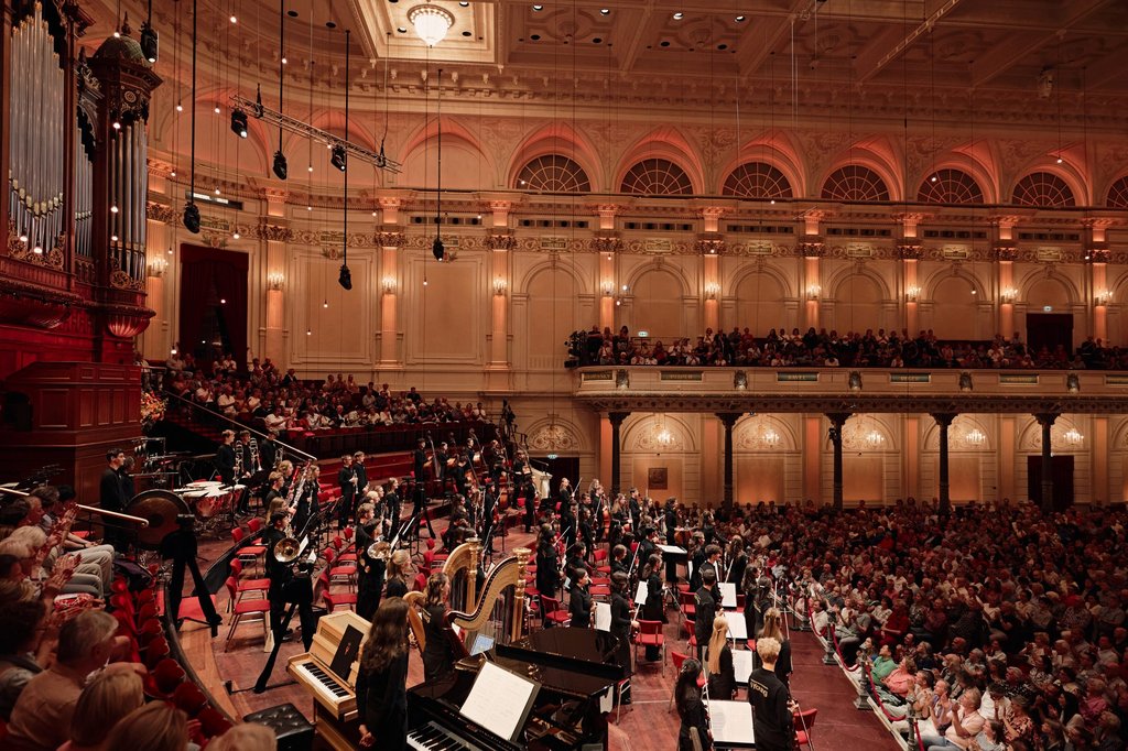 After more than two weeks of intense rehearsals, the young musicians give their very first concert at The Concertgebouw with conductor Elim Chan.