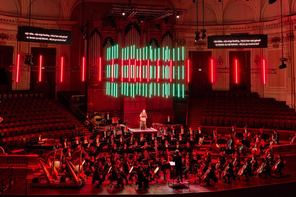 A unique concert in honour of 150 years of Arnold Schönberg. Conductor Ryan Wigglesworth leads the orchestra in a visually stunning mise-en-espace by Pierre Audi, with soprano Sara Jakubiak.