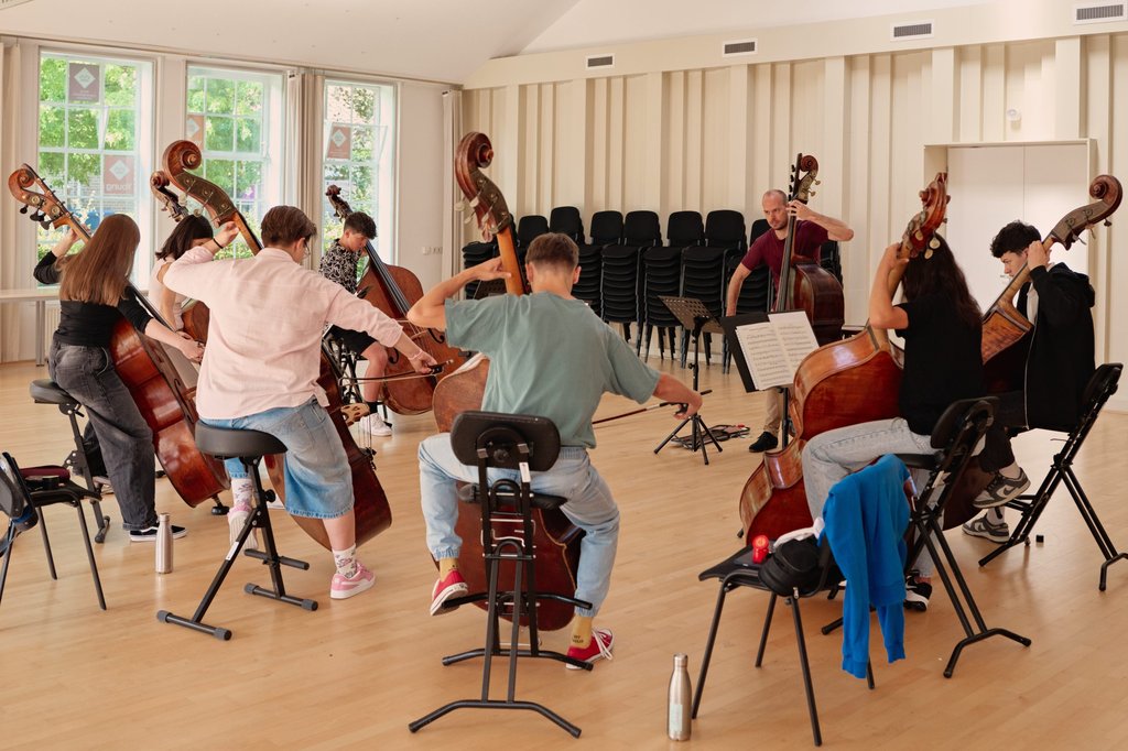 They also take part in masterclasses led by musicians from the Concertgebouworkest. Here, the double bass group is working with Théotime Voisin.