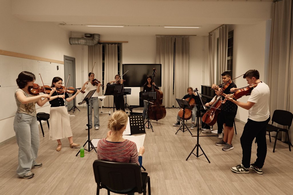 The young musicians are coached by our first violinist Borika van den Booren in chamber music, filling the days with making music together.