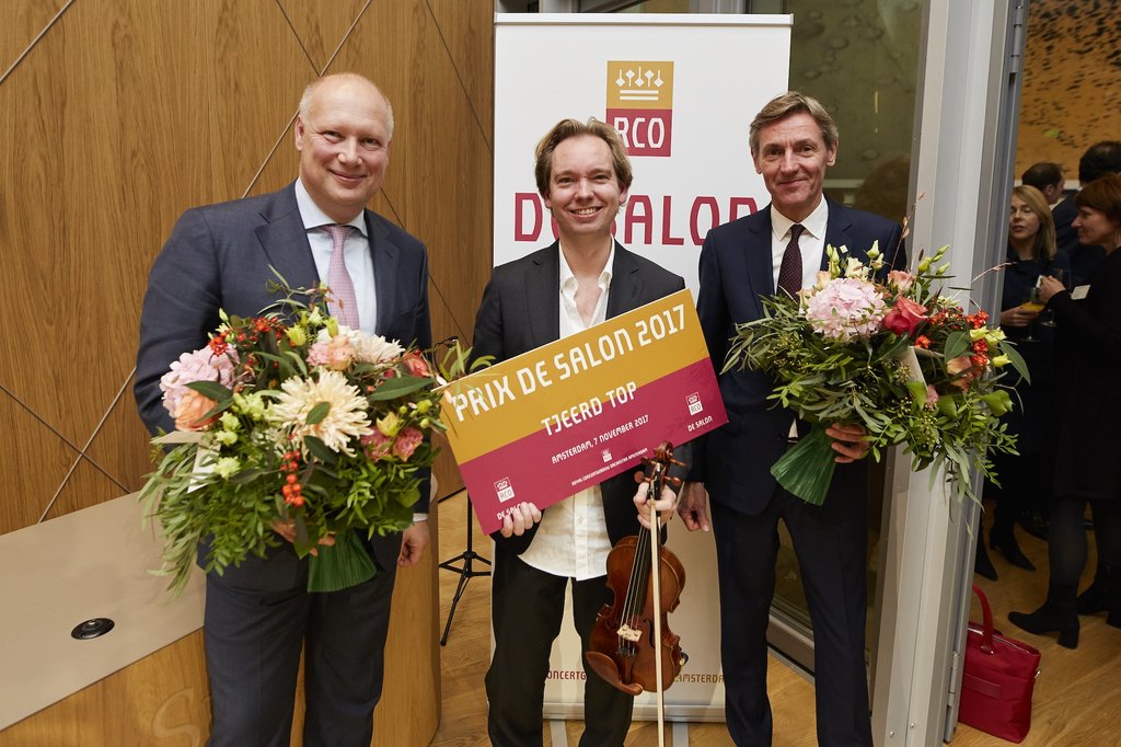 Tjeerd Top receives the Prix de Salon 2017 at the Stibbe office. From left to right Derk Lemstra, partner at Stibbe, violinist Tjeerd Top and former director of the Concertgebouw Orchestra Jan Raes.