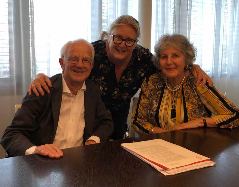 Dick en Berthie van Lith tijdens de officiële instelling van hun Fonds op Naam, samen met Hanna Philips, senior relatiebeheerder particulieren Foundation Concertgebouworkest