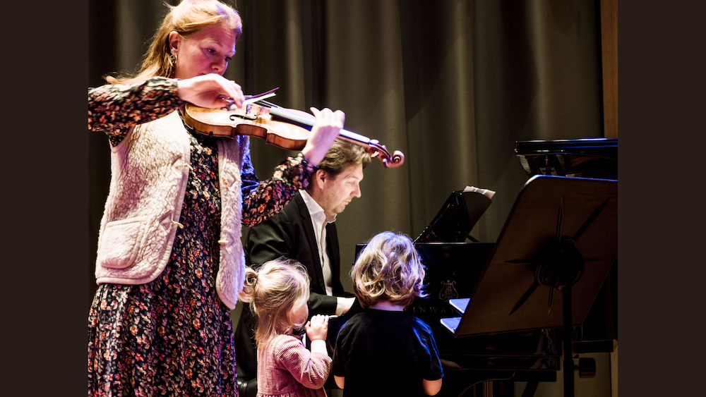 Concertgebouworkest Kindermuziekdag in de Amsterdamzaal met actrice Lotte van Dijck, violiste Eke van Spiegel, actrice Reineke Jonker en pianist Jeroen Bal...Eke van spiegel speelt samen met Jeroen Bal een slaapliedje.