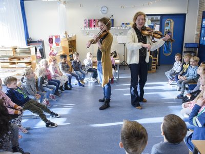 Leonie Bot en Sanne Hunfeld in de klas