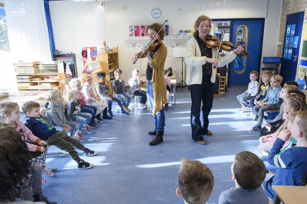 Violinists Leonie Bot en Sanne Hunfeld in the class room
