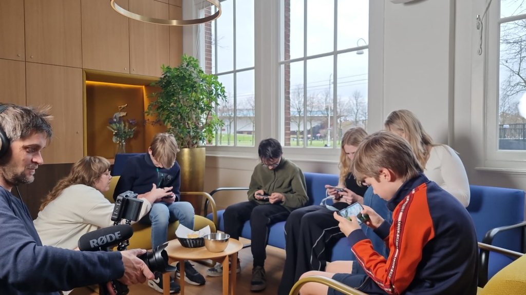 Het testen van de game. Meer dan vijftig jongeren van over de hele wereld hielpen met bedenken en ontwikkelen om de game zo mooi en spannend mogelijk te maken.