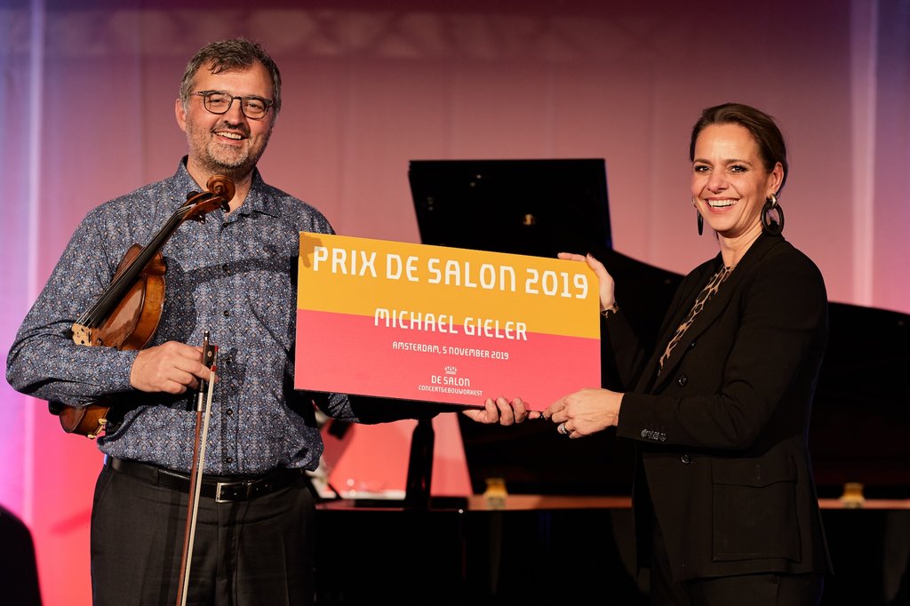 Michael Gieler (viola) receives the Prix de Salon 2019 at the office of the TMF Group. From left to right solo viola player Michael Gieler and Anne Christin Erbe, head of development