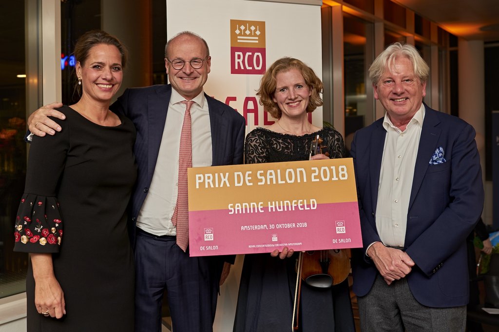 Sanne Hunfeld receives the Prix de Salon 2018 at the Houthoff office. From left to right Anne Christin Erbe, head of development Concertgebouw Orchestra, Willem de Nijs Bik, partner at Houthoff, violinist Sanne Hunfeld and former board member Foundation M