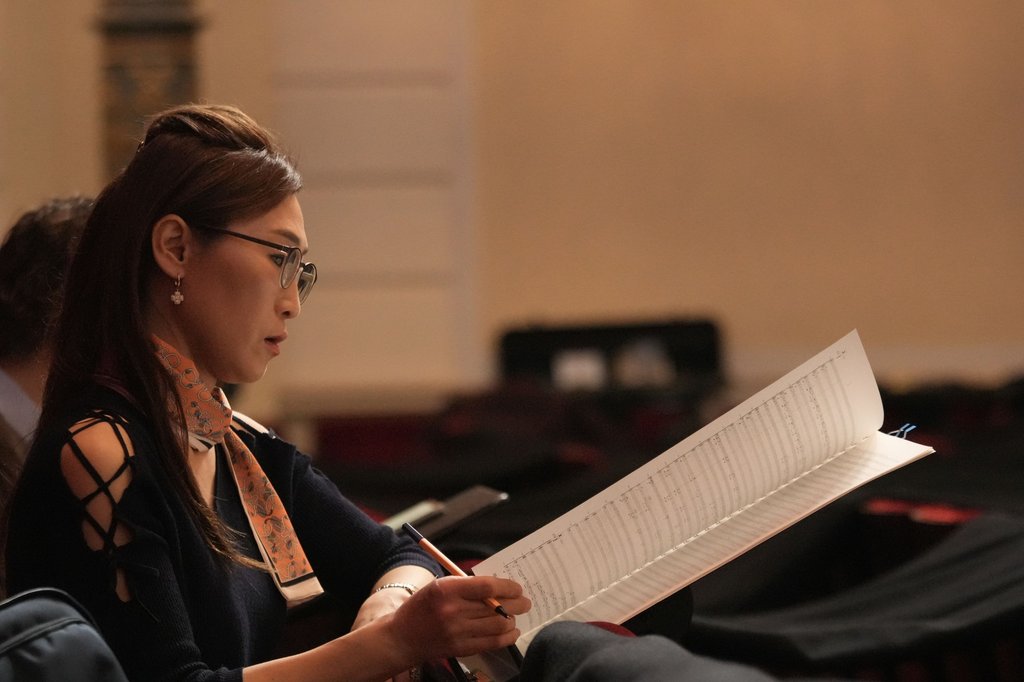 Seung-won Oh listens in and follows along during the rehearsal of her work Spiri III: Sacred Ritual, commissioned by the Concertgebouw Orchestra, April 2025