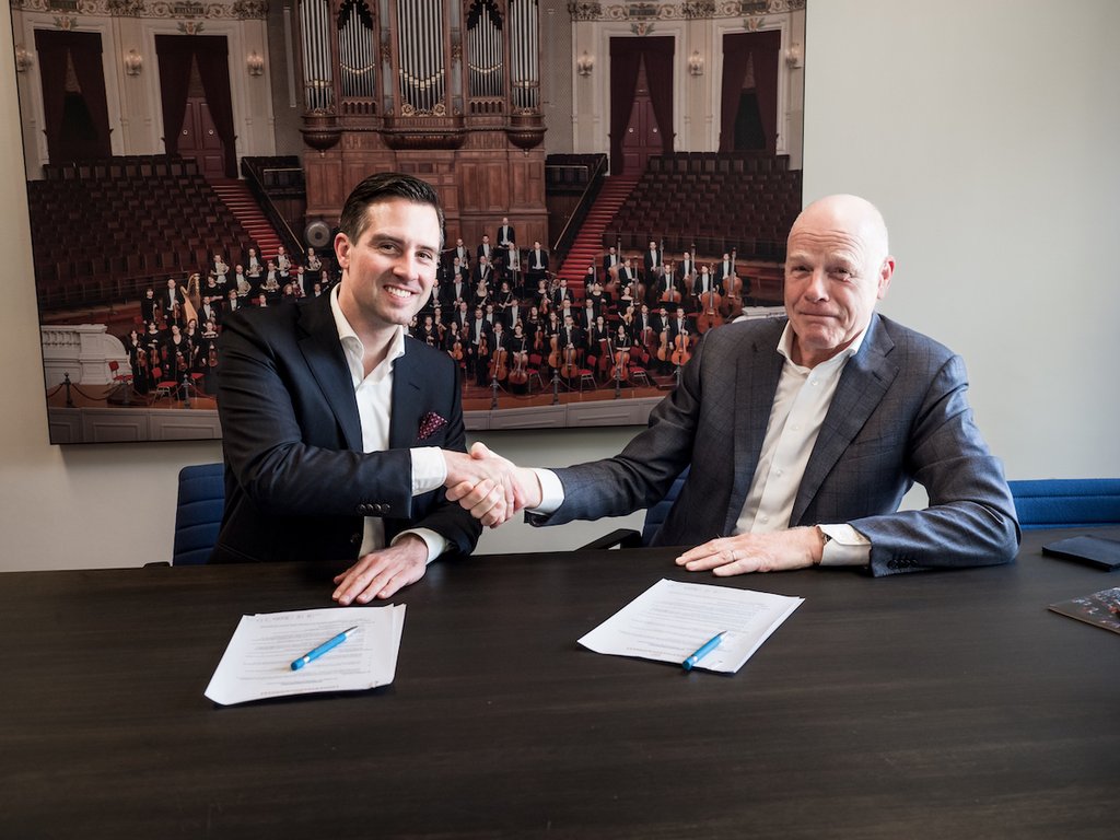Dominik Winterling, Managing Director of the Concertgebouw Orchestra and Bart van Breukelen, Chairman of the Board of Directors of TBI after signing the partnership agreement.