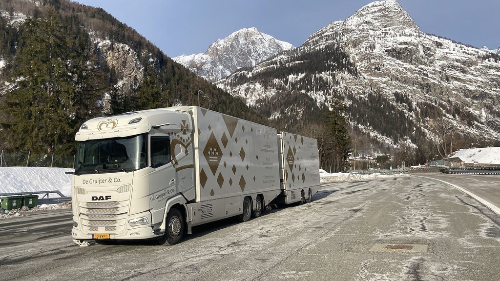 Vrachtauto, truck in de bergen. cr. Peter Tollenaar