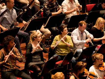 De fluitgroep met tussen Vincent Cortvrint en Emily Beynon de studente Niamh McKenna van de orkestacademie