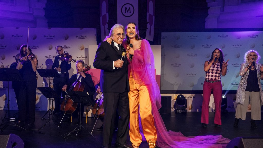 Musici van het Concertgebouworkest met Lee Towers en Maan in een remix van 'I can see clearly now'.