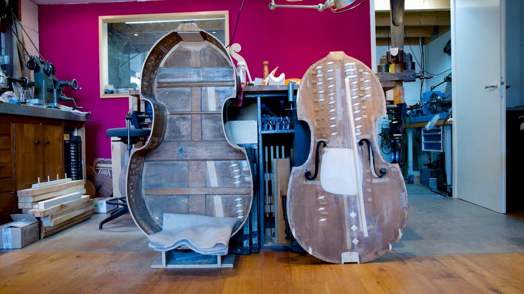 De contrabas van Mariëtta Feltkamp tijdens de reparatie bij de basbouwer