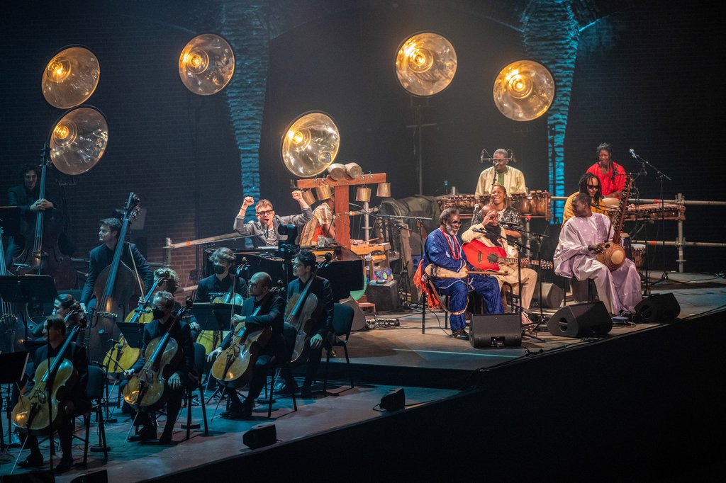 In de spectaculair verlichte Gashouder in Amsterdam ontmoetten de musici van het Concertgebouworkest grootheden van de West-Afrikaanse muziek zoals Mamadou Diabaté, Afel Bocoum en Mélissa en Ophélia Hié – met als grote verbinder singer-songwriter Damon Al