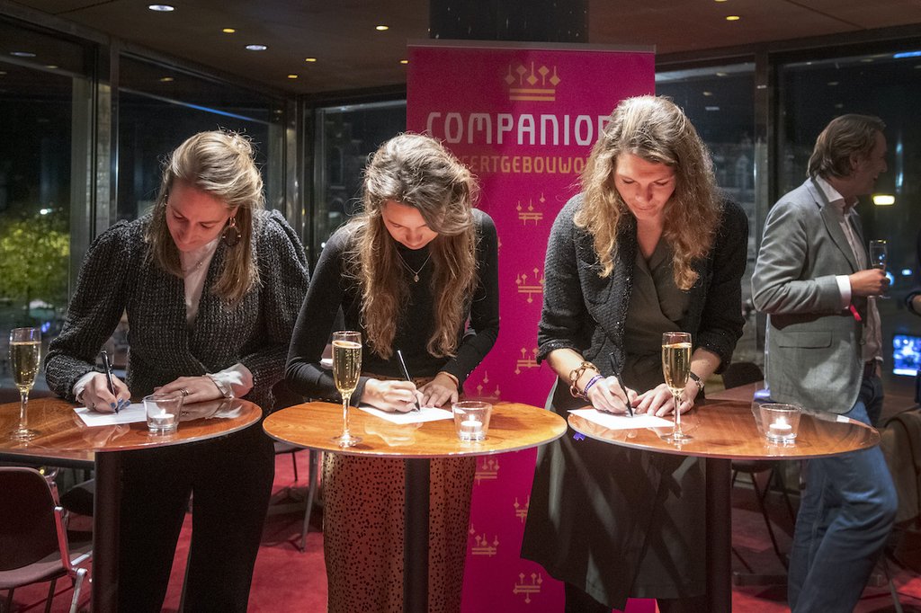 Na afloop van een Essentialsconcert op 16 oktober 2021 bevestigen ambassadeurs van het Concertgebouworkest Dieuwer van Staveren, Fleur Osté en Victoria van Tets hun deelname aan het Companionprogramma