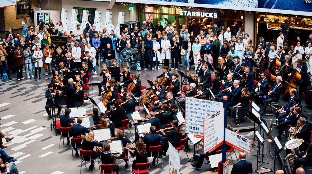 Het Concertgebouworkest speelt op het Voetenplein in het UMC, locatie AMC