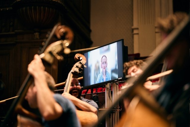 Ellen_reid_kijkt_via_live_verbinding_toe_terwijl_Concertgebouworkest_repeteert