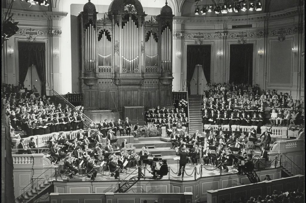 Nikolaus Harnoncourt leads the St Matthew Passion during a Eurovision broadcast (1985).