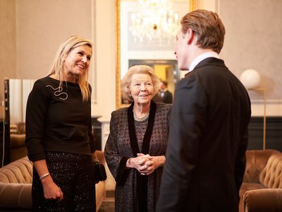 H.M. Koningin Máxima en H.K.H. Prinses Beatrix ontmoeten Klaus Mäkelä na afloop van het concert