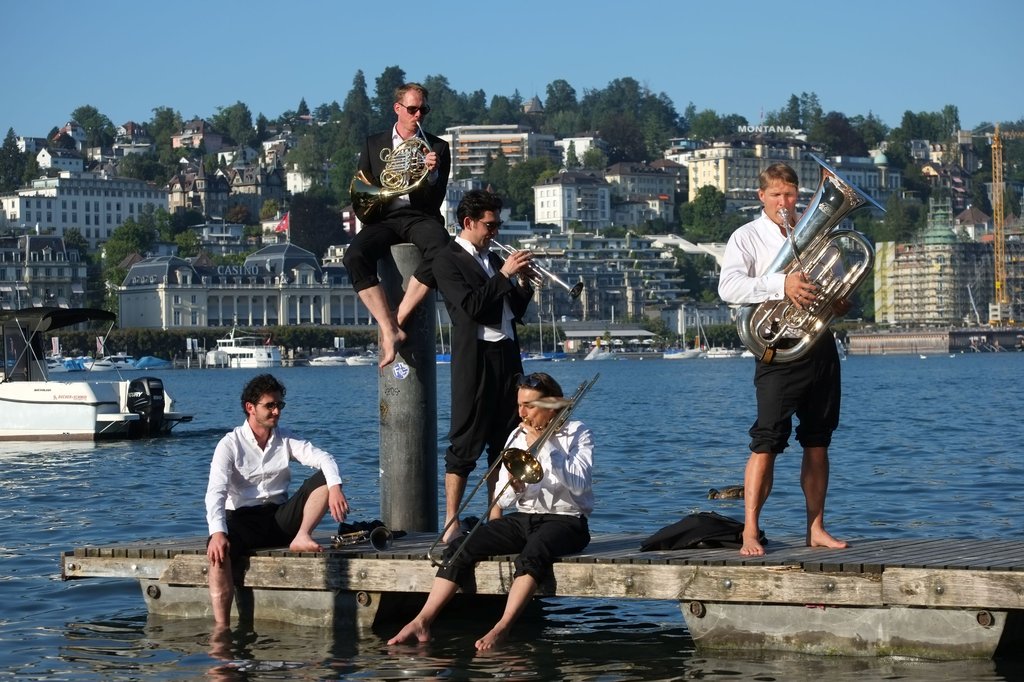 Omar Tomasoni (trumpet), Laurens Woudenberg (horn), Miro Petkov (trumpet), Jörgen van Rijen (trombone), Perry Hoogendijk (tuba)