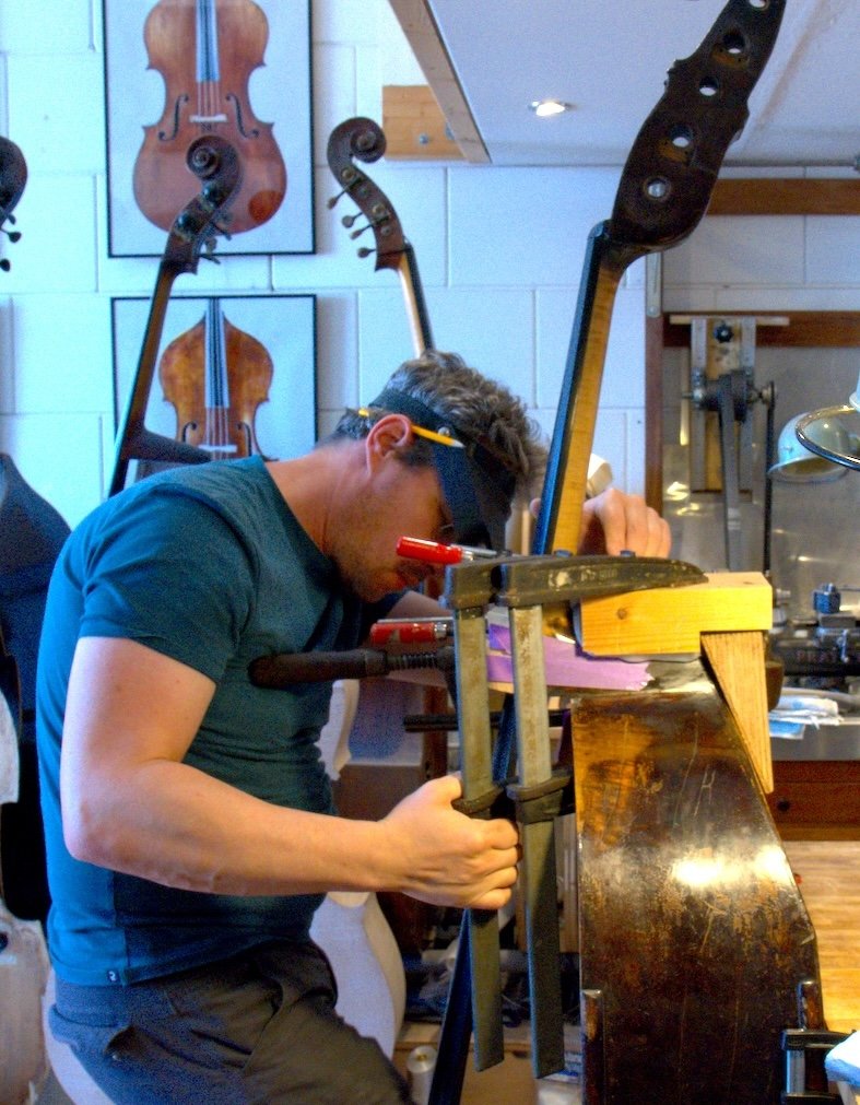 Basbouwer Melle van Wondergem met de bas van Mariëtta