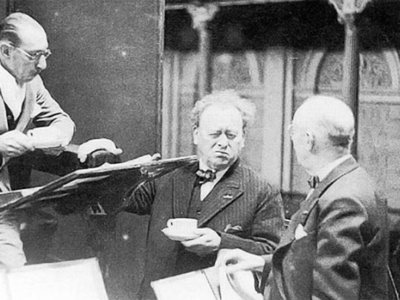 mengelberg-met-stravinsky-en-orkestleden