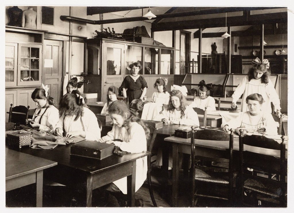 Gabriël Metsustraat 16 - Het Instituut voor het Kunstnijverheidsonderwijs. Een handwerkklas. -