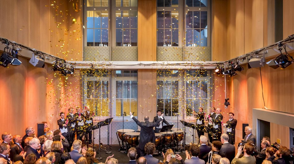 Confetti na afloop van het openingsconcert in gloednieuwe Amsterdamzaal