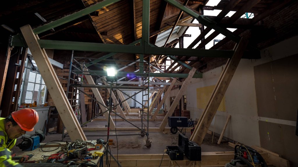 De loft is tijdens de verbouwing gestut.