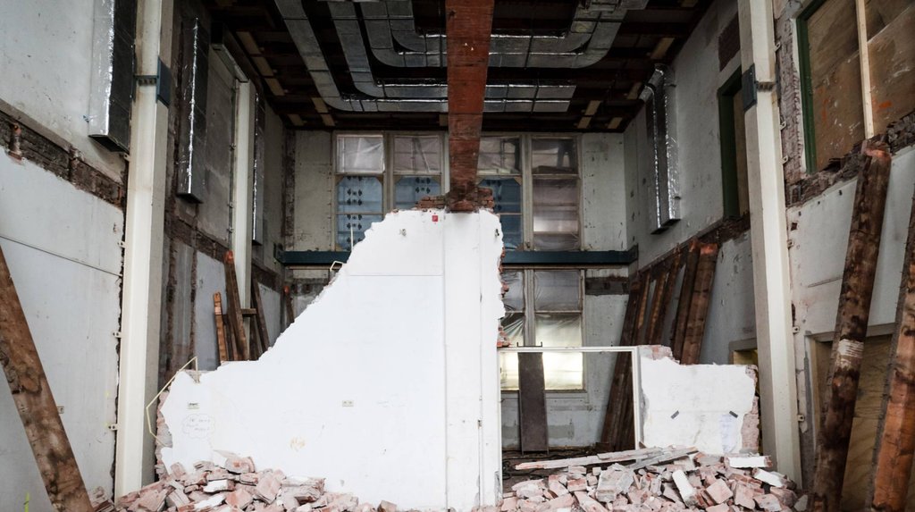 De Amsterdamzaal bestond oorspronkelijk uit vier  ruimtes. Er was veel sloopwerk nodig om een mooie zaal te creëeren.